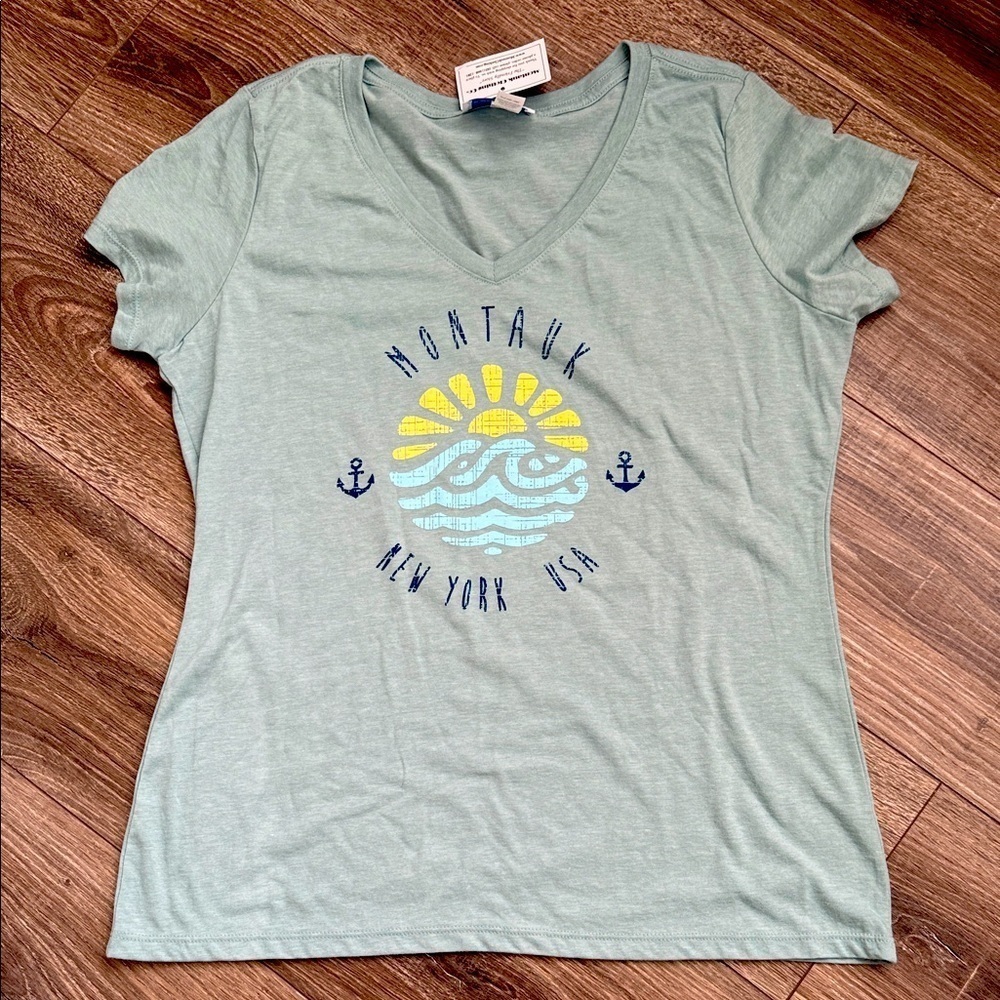 Montauk New York Graphic v-neck Tee in Green size large